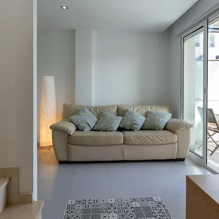 Penthouse Fenals يوريت دي مار